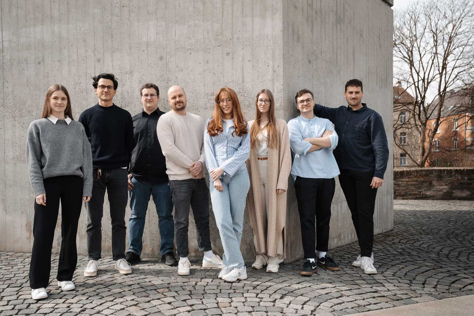 The typedigital-team standing next to one another in a park in Augsburg.