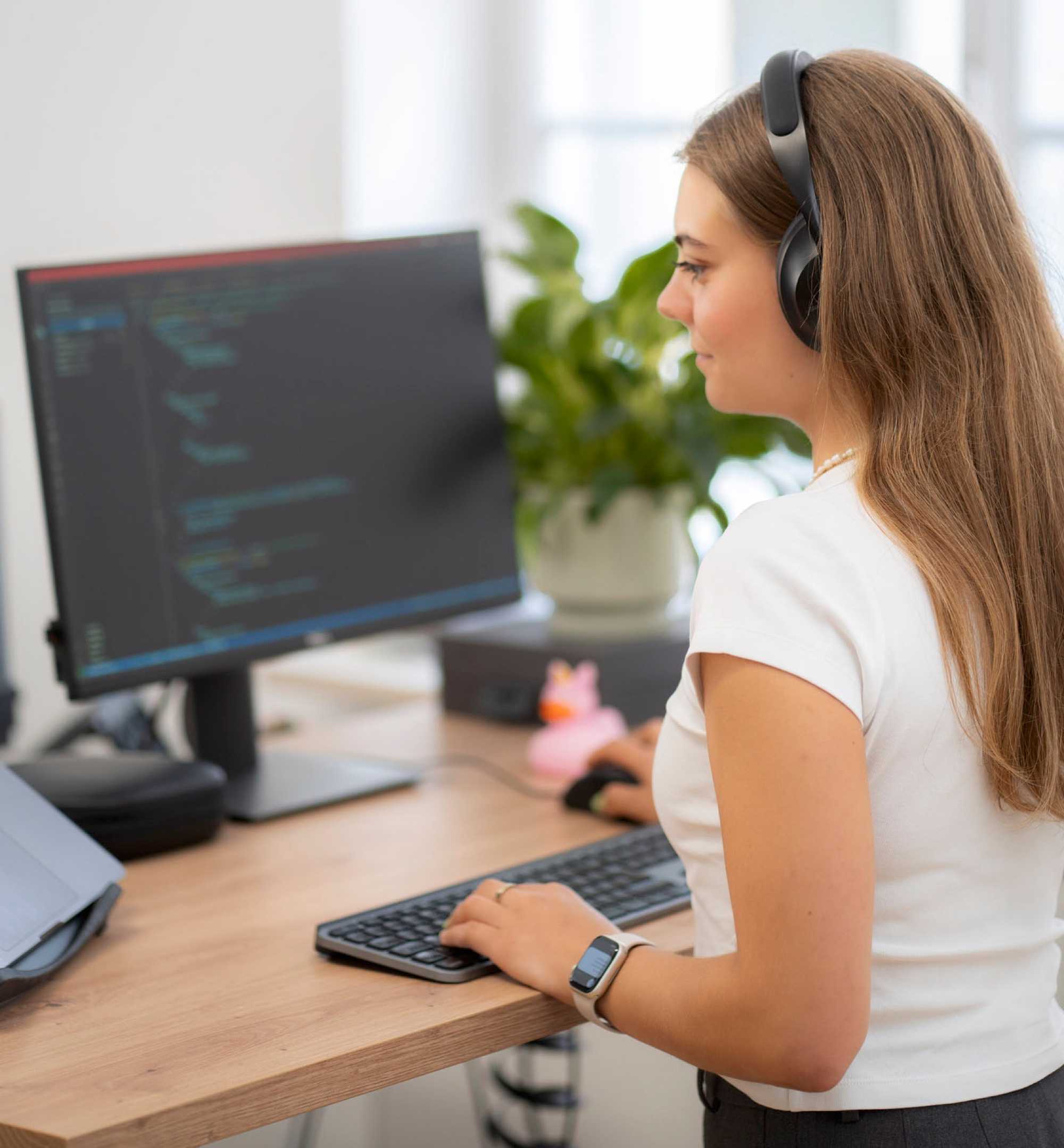 Programmiererin Salome beim Programmieren. Man sieht sie von der Seite.