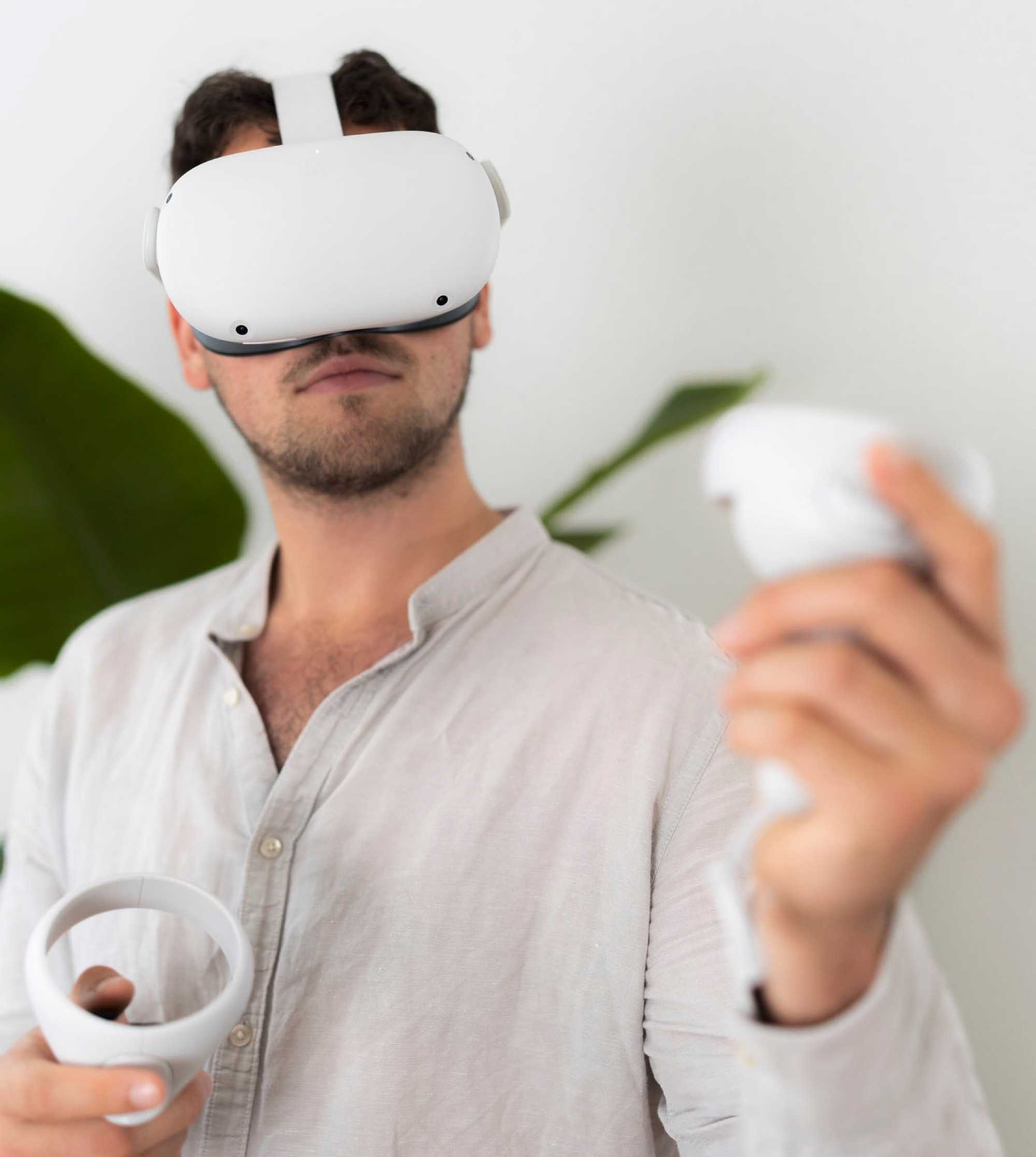 Programmierer Falko benutzt die VR Brille.