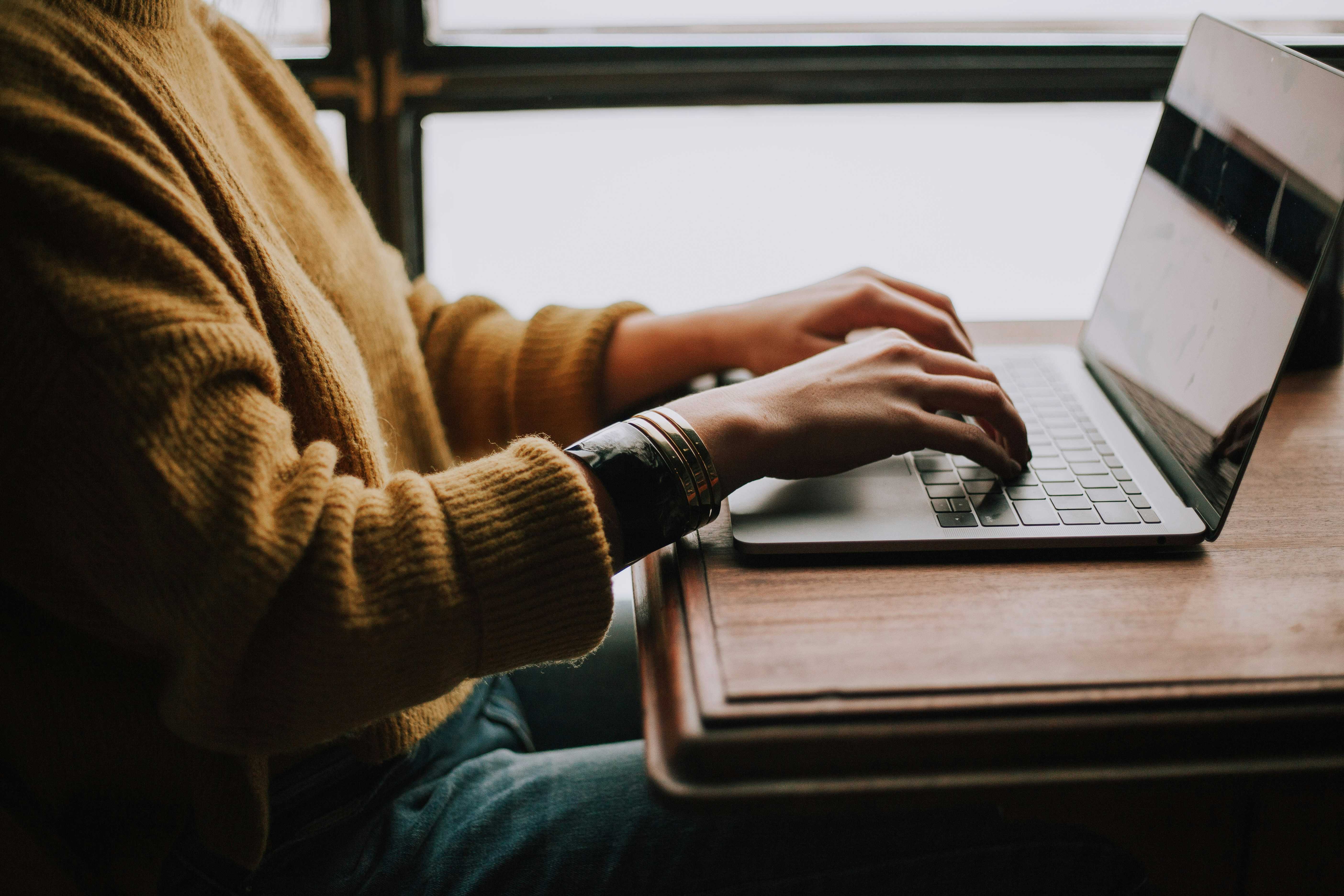 Person arbeitend am Computer